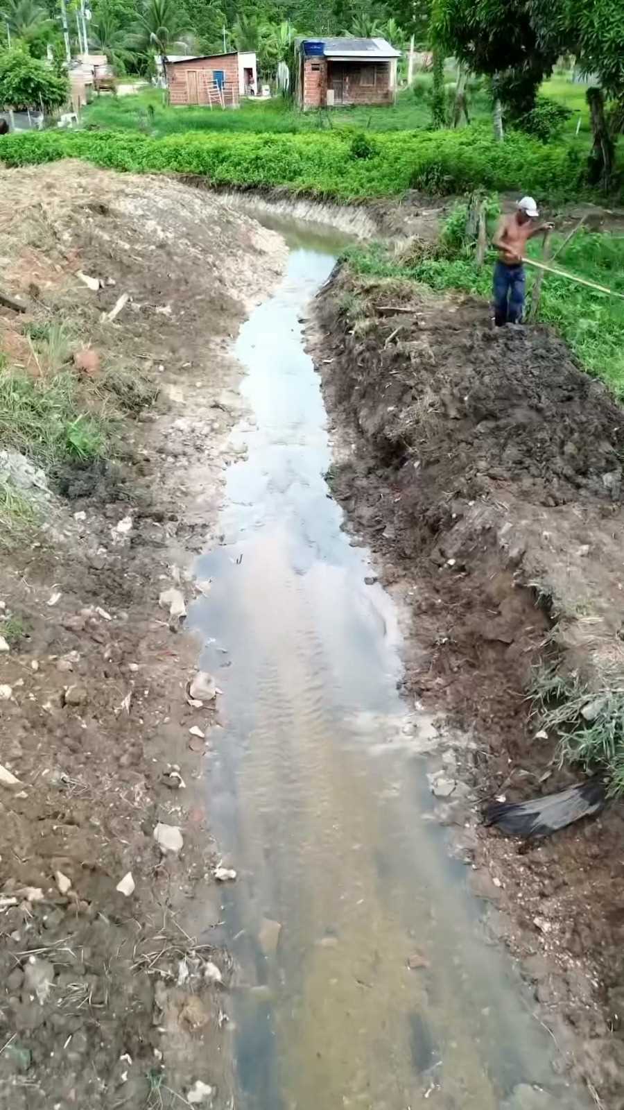 Camacã: Prefeitura realiza o maior trabalho de limpeza da história no canal em Leoventura